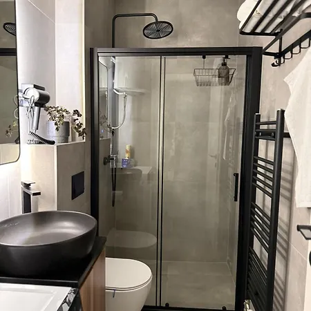 Square Apartment *