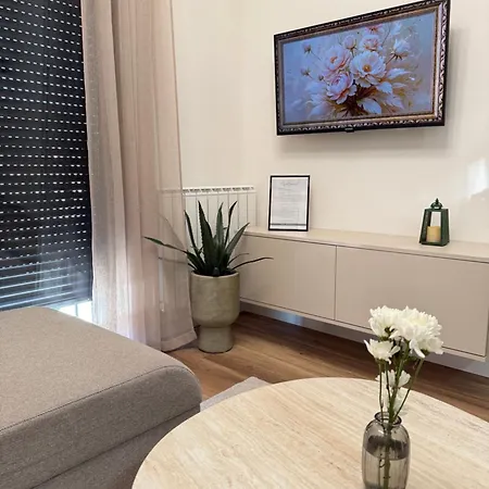 Square Apartment