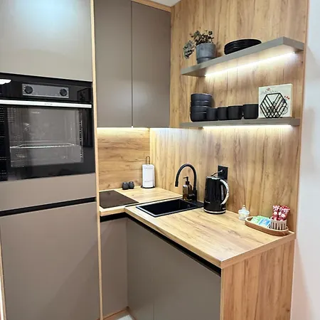 Square Apartment *